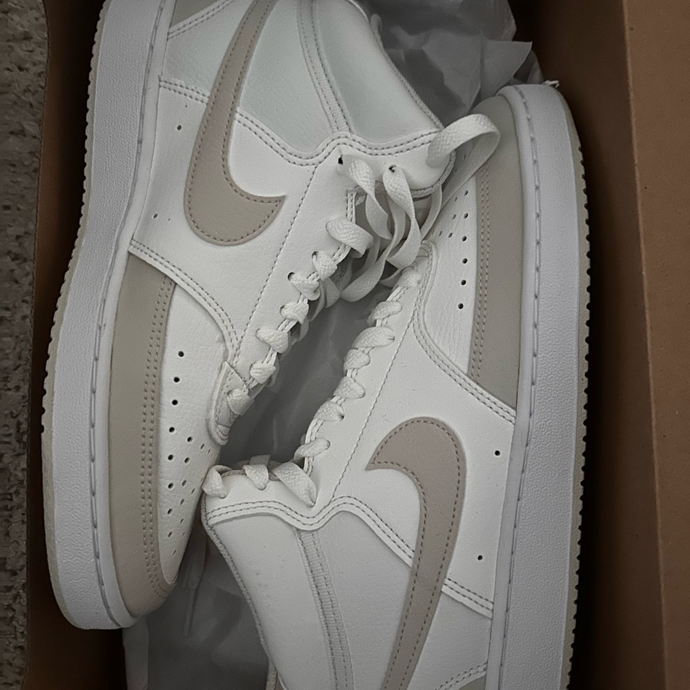 NWB Womens Nike Court Vision Mid